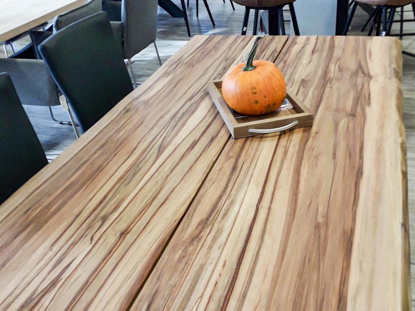 Nussbaumtisch mit Baumkante