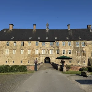 house-living-schloss-lembeck-front